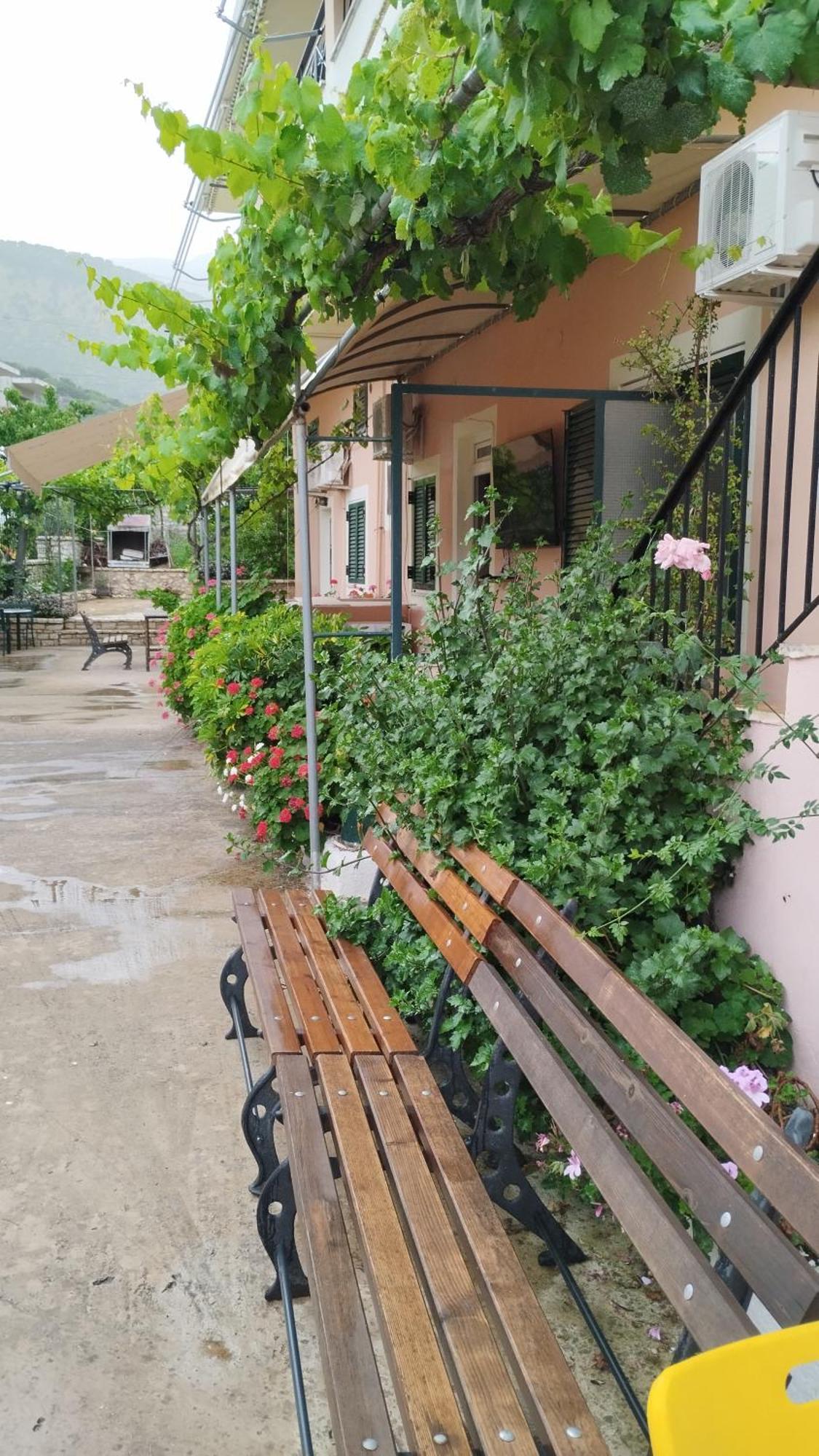 Oasis Hostel Himarë Exterior foto